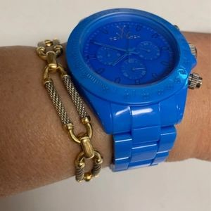 You watch. NWT. Fits a 6" wrist. No extra links. Comes in original pouch.